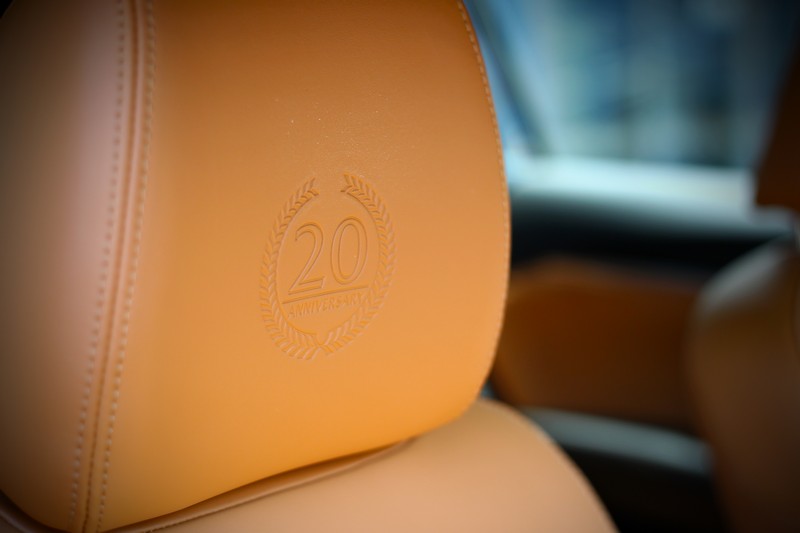 頭枕印有20th Anniversary字樣。