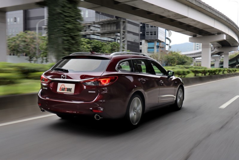 Mazda 6 Wagon面對彎道從容,行經坑洞則提供舒適。