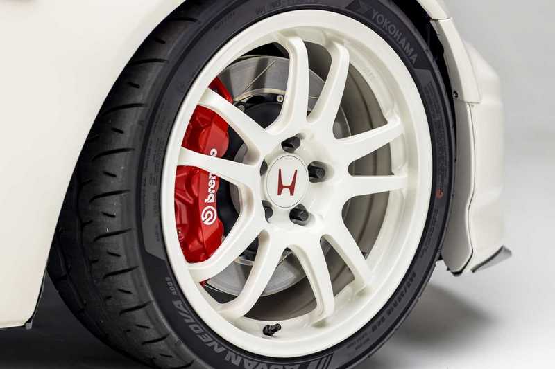 輪圈換上18吋並配置Brembo前六後四活塞卡鉗。