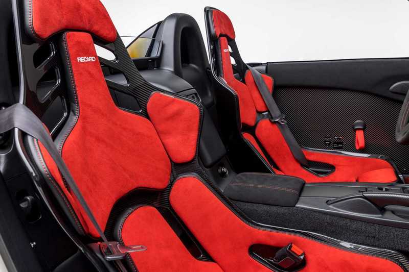 配備Recaro碳纖維賽車椅。