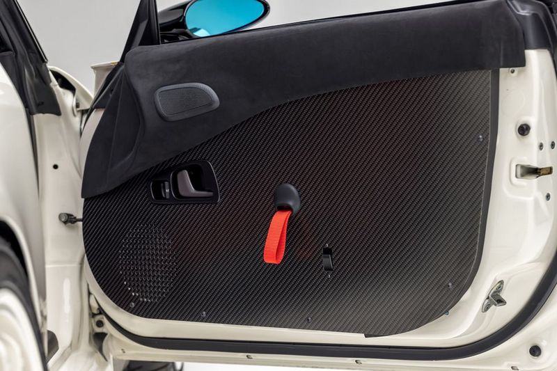 引擎蓋、行李箱與車室等都使用碳纖維材質。