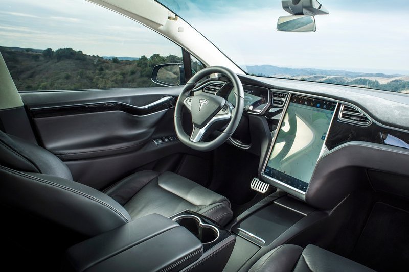 大螢幕不僅突兀也會破壞車室美感,BMW也表示過大螢幕只是過渡產品。