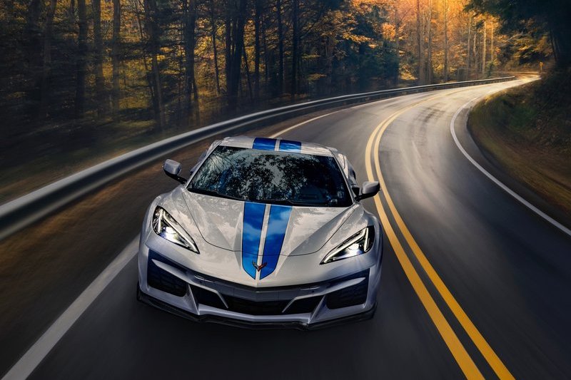 Corvette E-Ray搭載5.5升V8引擎及配置電動馬達與1.9kWh鋰電池,擁有高達665hp綜效馬力。