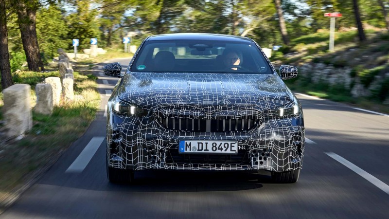 最新的5系列以及i5在車頭的鼻孔變得比較收斂一些。