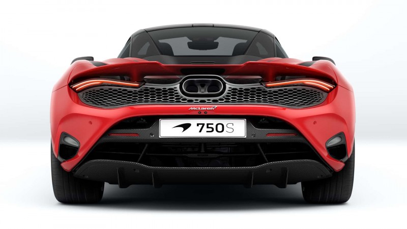 車尾的中出式排氣尾管設計靈感來自於P1,搭配上兩旁全新的尾燈組相當好看。