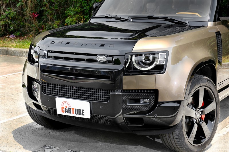 Defender 130 X P400引擎蓋、車頂與車頂架皆採用亮黑色配置,試駕車型還選配進階黑色外觀套件。