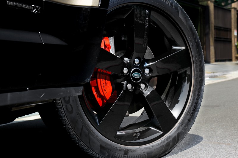 試駕車型選配22吋輪圈。