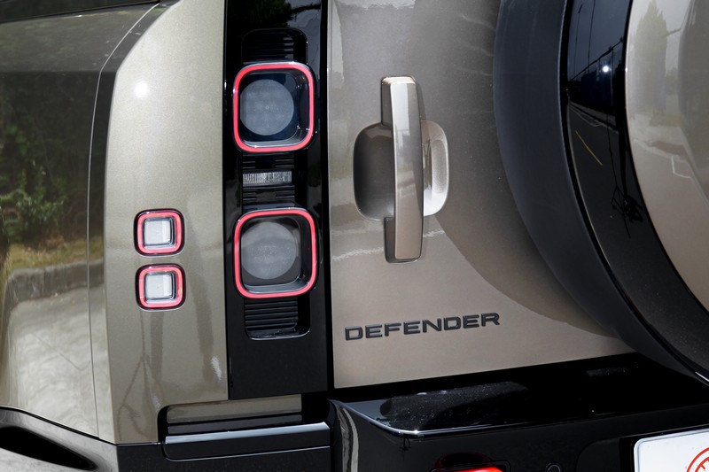 進階黑色外觀套件讓車銘牌也黑化。