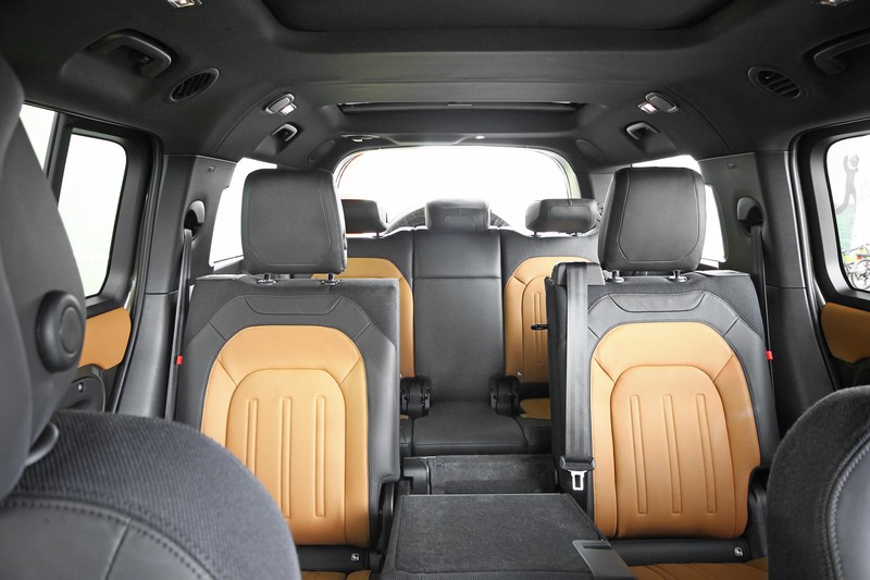 Defender 130最大特點就是採八人座配置。