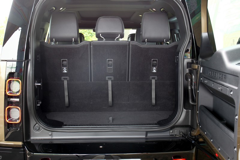 第三排使用時行李廂具有290公升,倒放後則擴增至1,015公升,第二排也倒放後則有1,876公升。