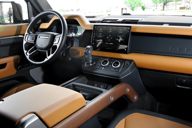 Defender 130座艙採橘黑配置。