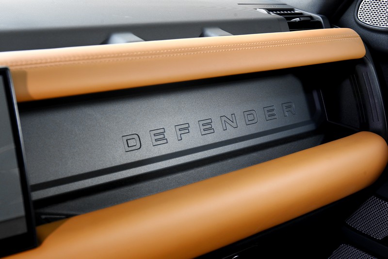 儀表平台下配有置物空間,且還印有Defender字樣。