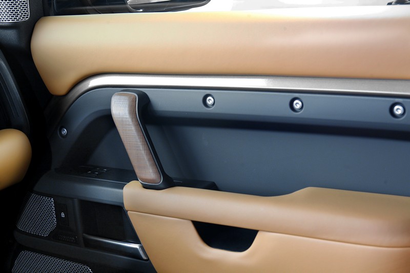 扶手木質飾板達到提升質感功用。