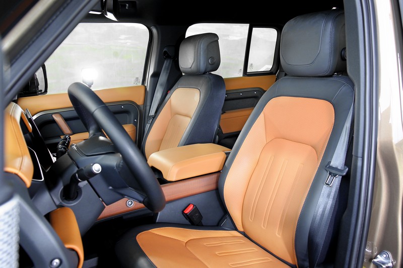 前座採Windsor Leather皮革包覆,另有14向電動調整、記憶與通風加熱功能。