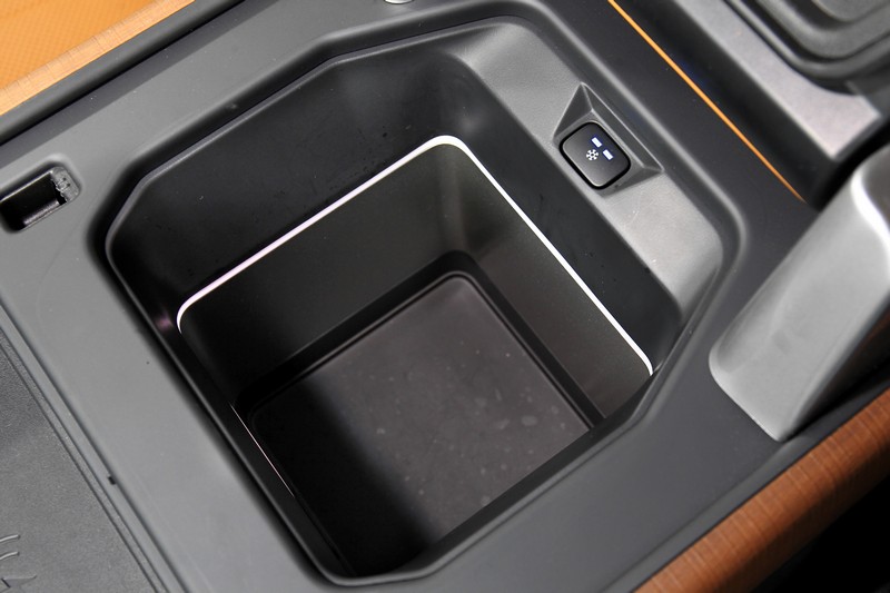 中央扶手置物空間具備冷藏功能。