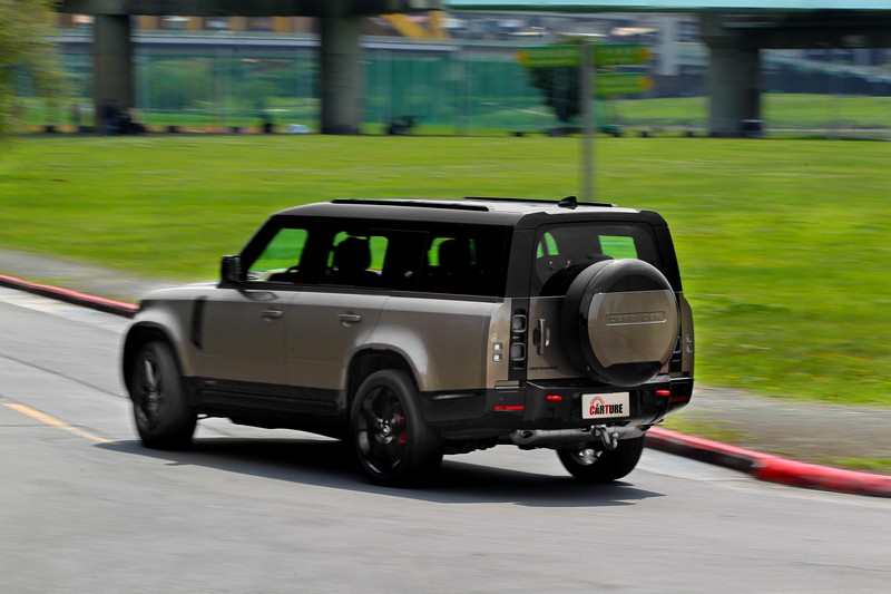 電子式氣壓懸吊系統提供舒適的乘坐感受。