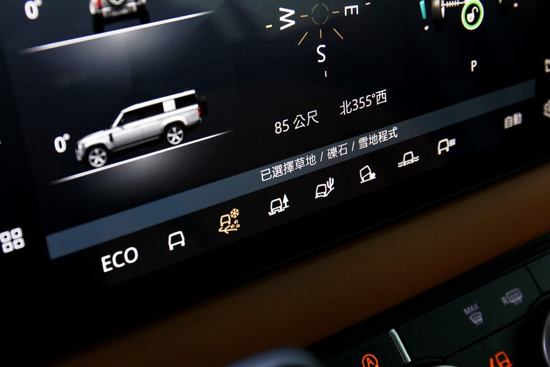 900mm涉水深度與地形模式讓Defender 130擁有優異也能力,但離去角則減少至29度。