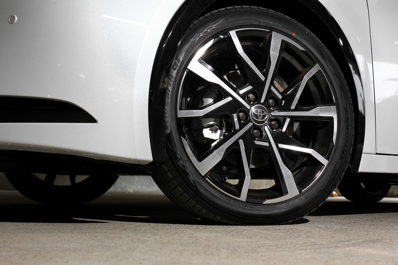 鉑金版195/50 R19胎圈配置相當特別,未來更換升級頗有難度,但視覺效果絕對美妙。