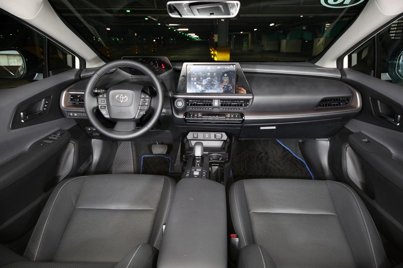 中控台佈局穠纖合度,一次將新能源車科技感與新世代掀背車運動感合而為一。