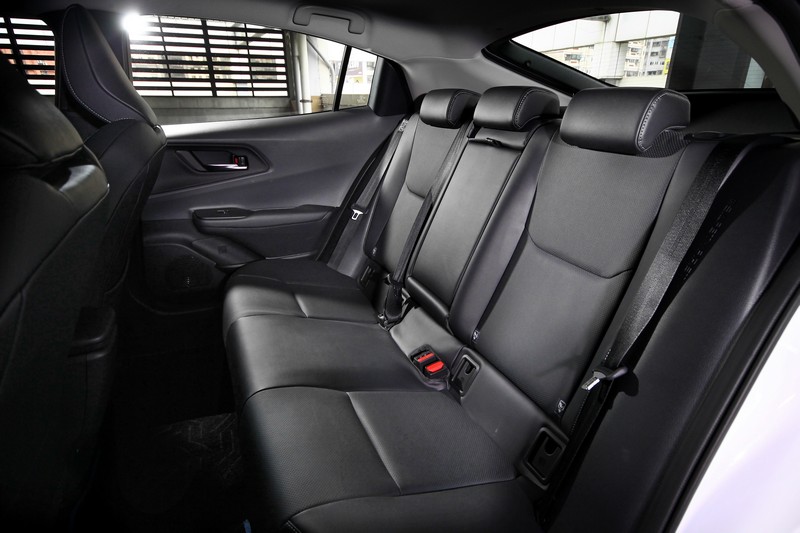 後座空間值此年代不算最大,但五人共乘倒也不顯尷尬,充其量頭部空間較壓迫些而已。