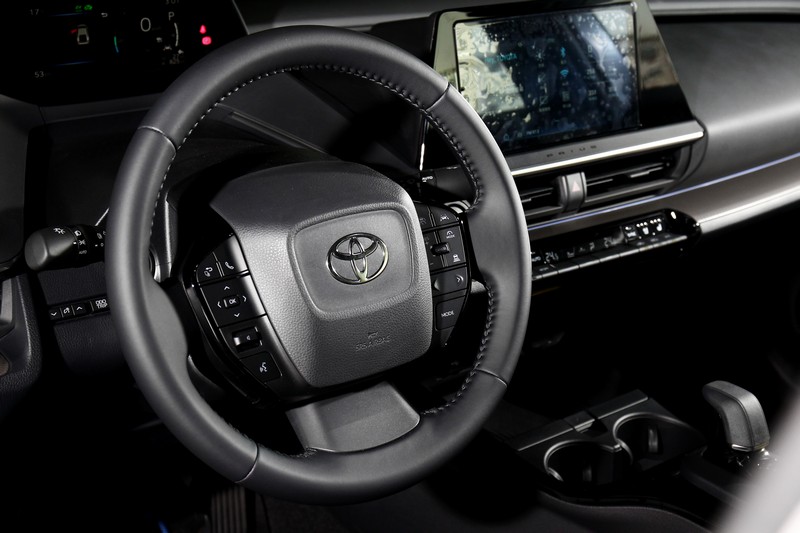 方向盤大小與轉向感受設定也夠火候,快速進出彎相當輕鬆恣意。