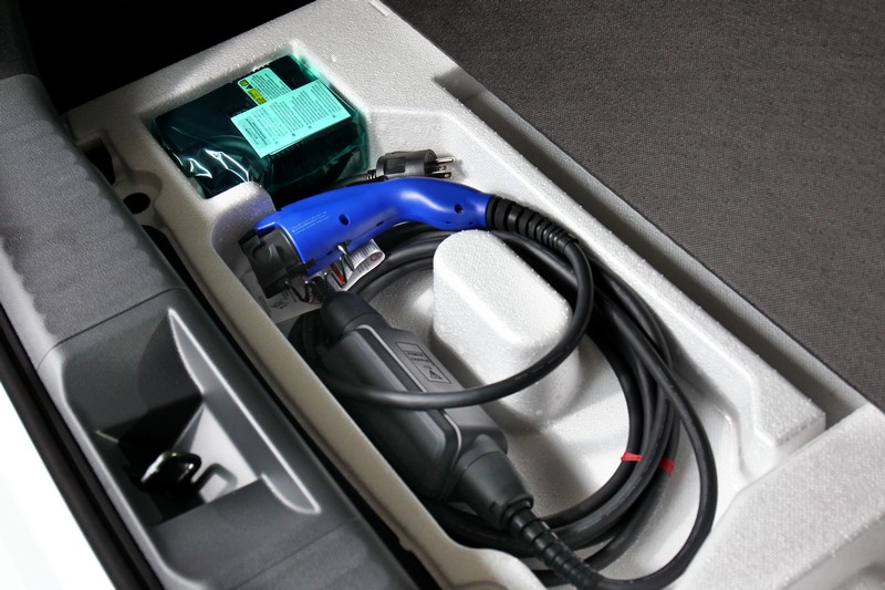 車後備有220V/110V充電線,若以220V/16A充飽約需4小時。