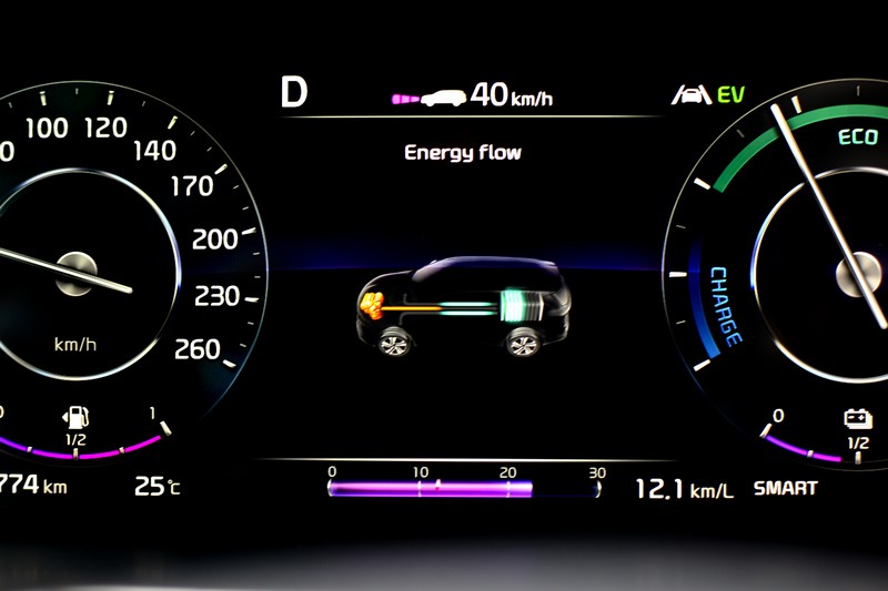 儀表與中控可以觀看電池與引擎輸出狀態。