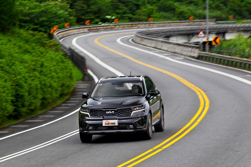 紮實的路感回饋與側傾抑制表現，盲測你會以為這是高級歐系車。