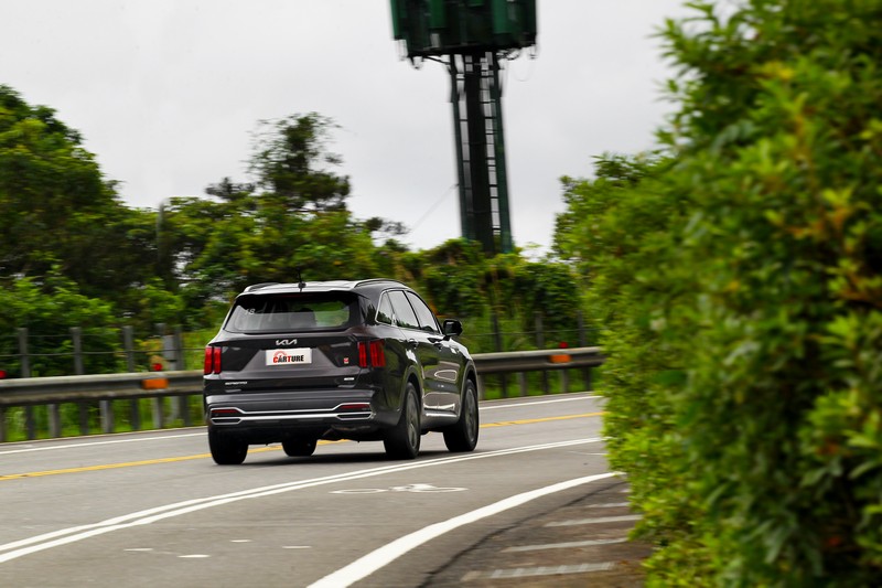 Sorento Turbo-Hybrid雖是休旅車但在彎中表現卻頗為靈活。