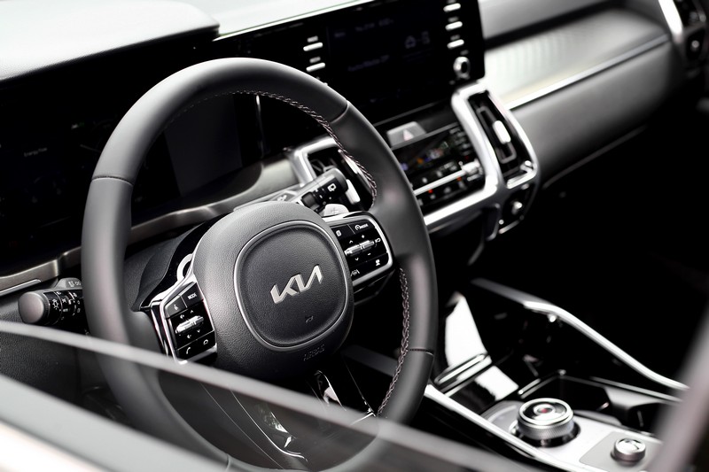 座艙格局與鋪陳都與柴油車型相同。