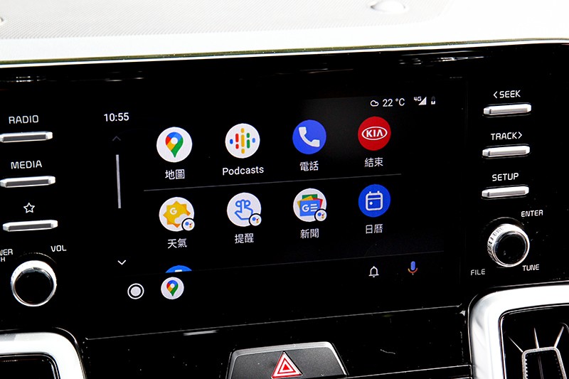 8吋中控螢幕依舊為英文介面,但有支援Apple Carplay/Android Auto。