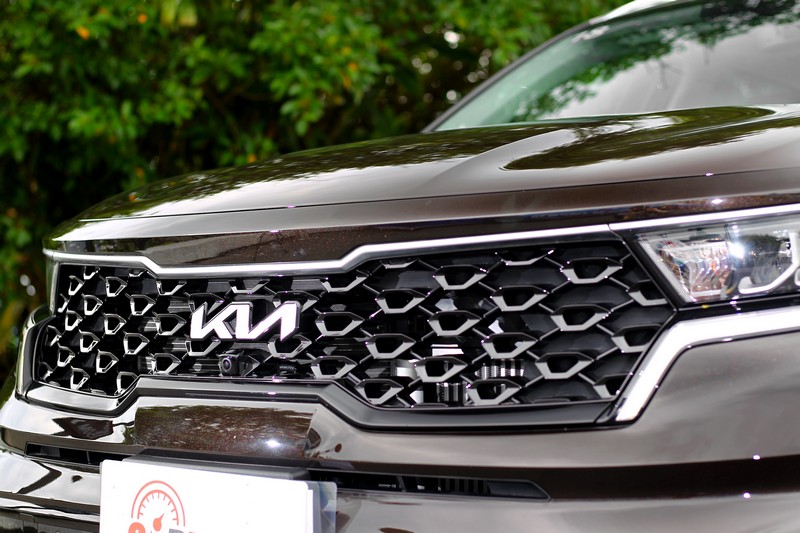 虎鼻水箱護罩明顯說明Kia品牌，同時也營造大器風範。
