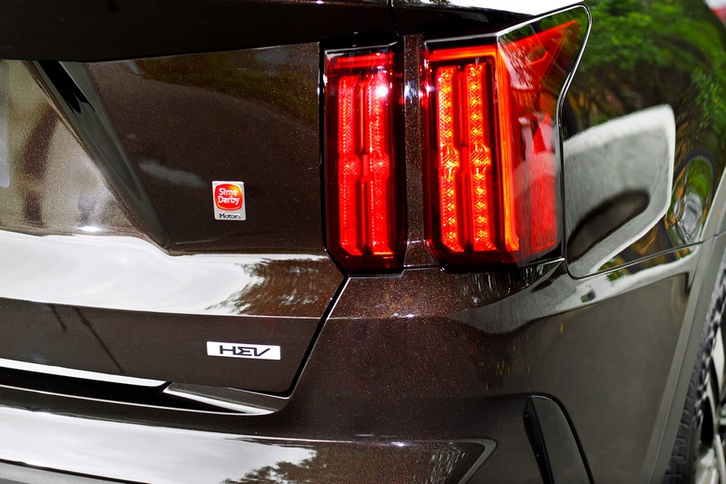 車尾HEV說明身分與動力系統。
