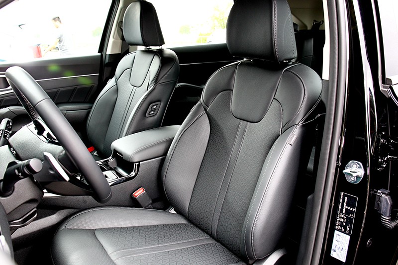 前座座椅設定採相同配置。