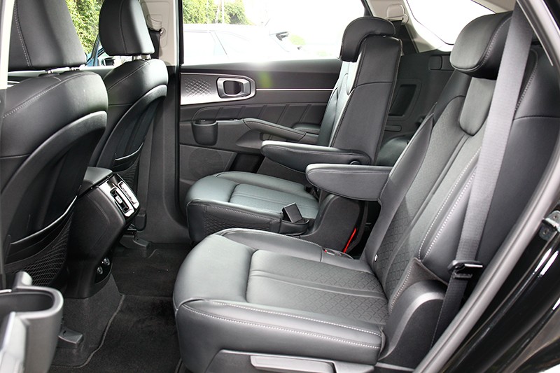 第二排雙座搭配尺碼因而有著寬敞舒適的環境。