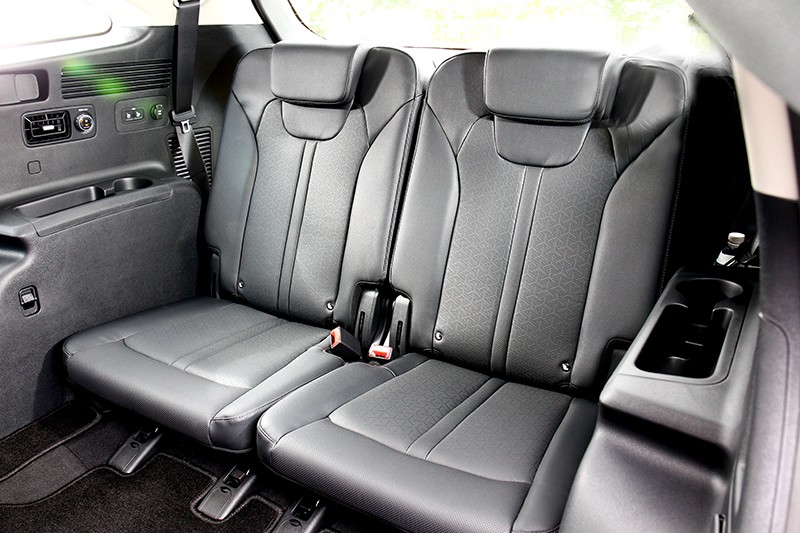 第三排坐進成人也不會壅擠。