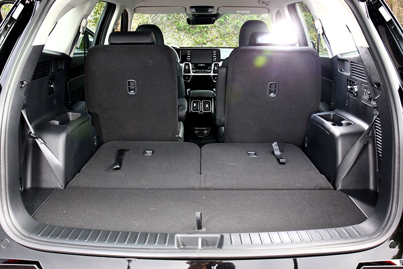 行李廂具有187~2,056公升容積。