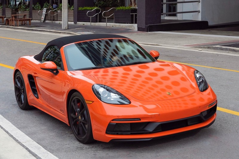 保時捷入門車款的價格與法拉利天差地遠，但其產品的實力也有所區別，若是保時捷想要媲美法拉利，產品實力會是最重要的。