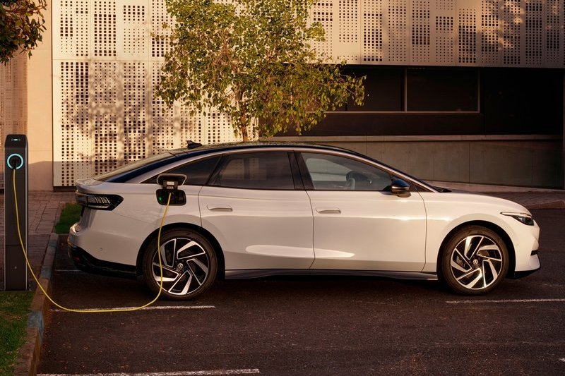 ID.7車長為4,961mm、軸距2,966mm,提供82kWh與91kWh兩種電池,續航里程分別為615公里以及700公里,動力為286hp輸出。