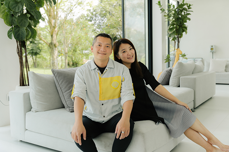 德築集團兩位共同創辦人-建築師黃德倫與發言人黃瓊之。