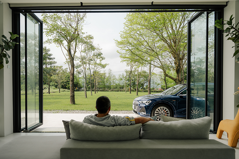 「春」大片透明落地窗，將戶外一片嫩綠框成一幅畫。