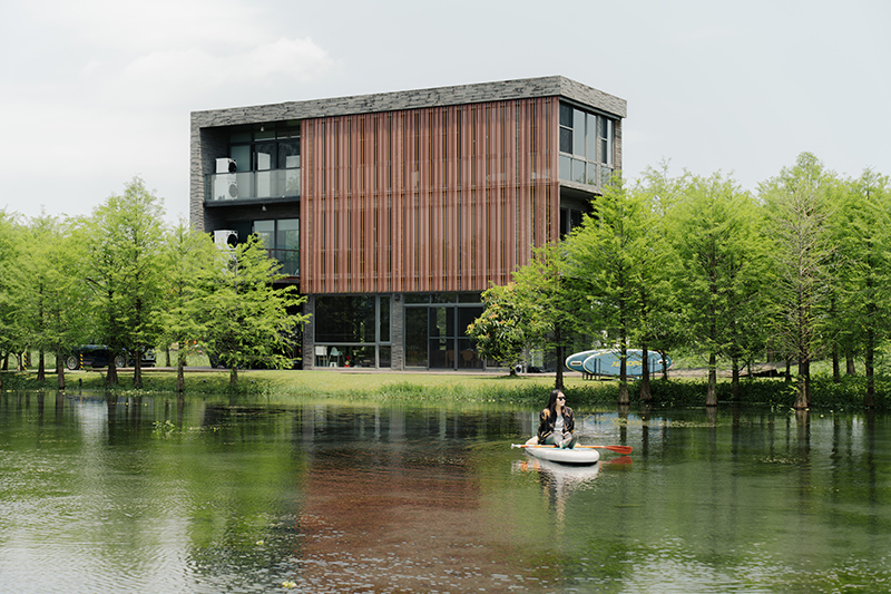 「秋」走出家門便能擁抱整排落羽松前的大片天然湧泉,隨時都能和家人一起在清澈池水暢玩SUP。