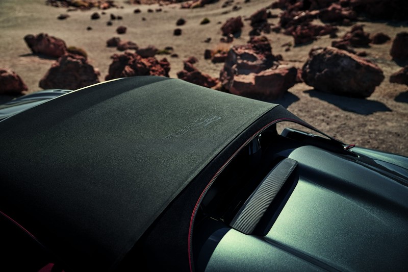 頂棚雖然是手動收摺,但是重量上卻減輕了不少。