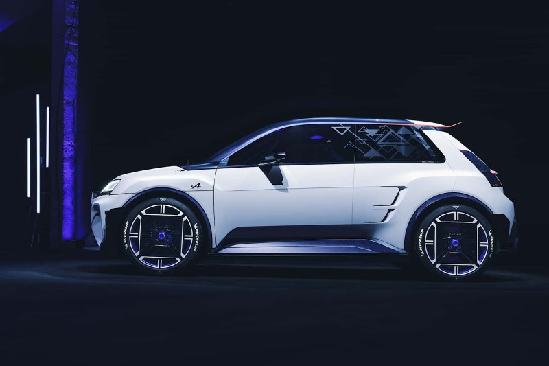 這輛車屬於B-segment範疇，車長大約在4米左右。