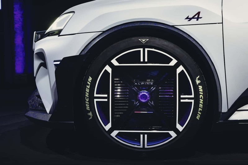 輪框的造型非常特殊，輪胎是與米其林共同合作的產品。