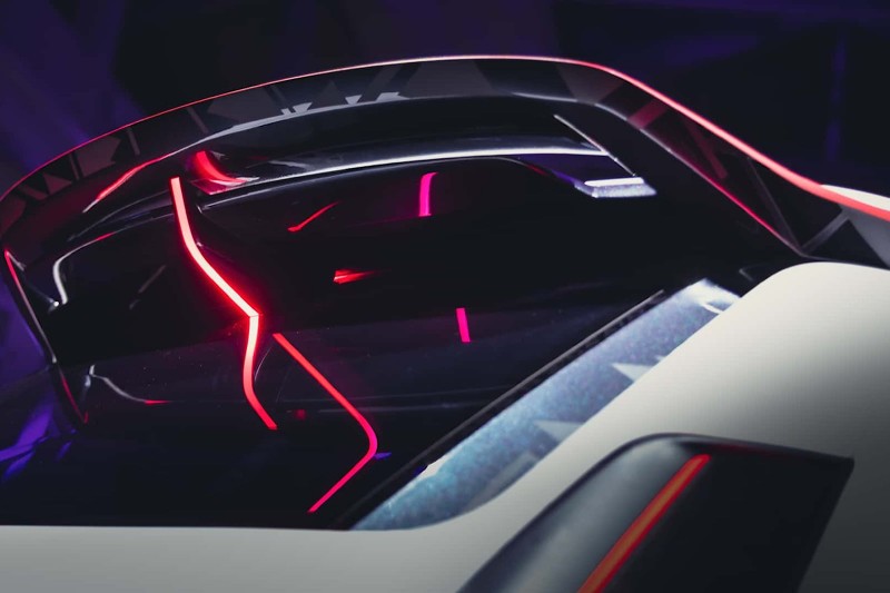 尾翼搭配上LED燈條相當具有未來感。