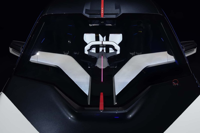 駕駛座採用置中的形式，創造出獨特的駕駛樂趣。