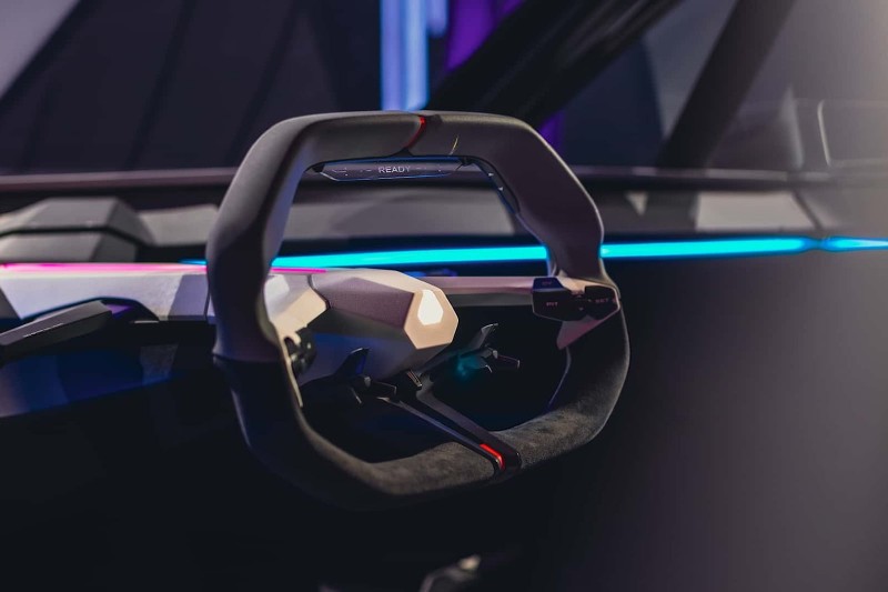 方向盤有種懸浮的感覺，方形的設計有點類似F1賽車方向盤。