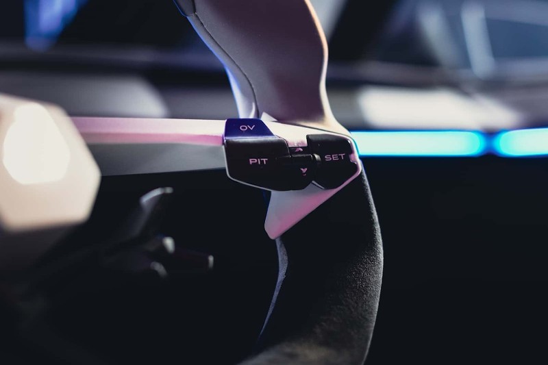 方向盤上還有著功能按鈕，但似乎與一般量產車的功能無關。