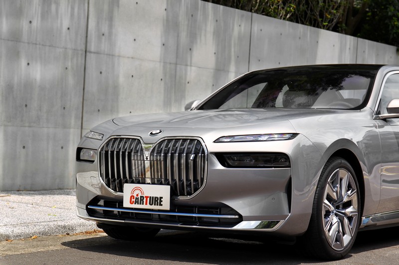 i7外觀有多藍色飾條與i銘牌。